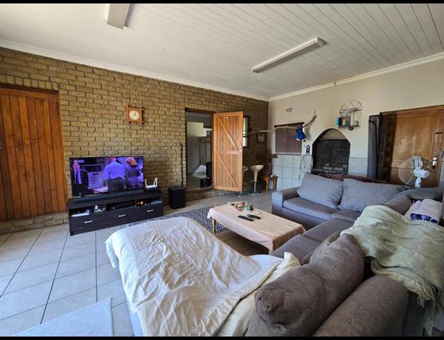 4 BEDROOM HOUSE FOR SALE IN SANDY POINT